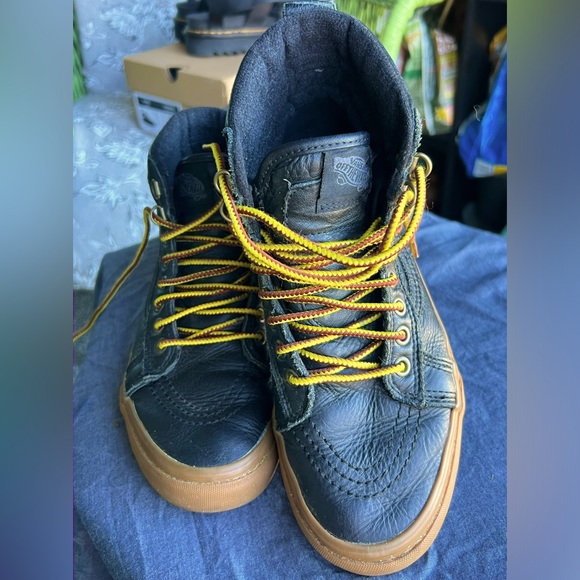 Size 7 Black Leather Vans w/ a dope sole 😉 - Picture 1 of 6